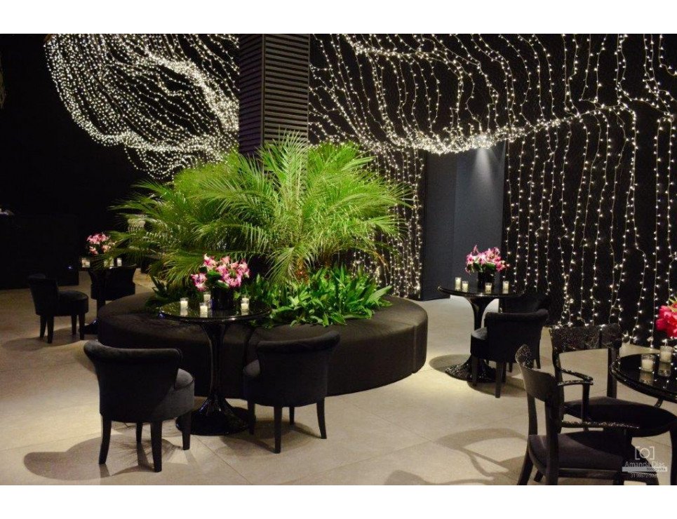 Banco S com mesa lateral saarinen com tampo mármore preto e poltrona mignon Linho preto