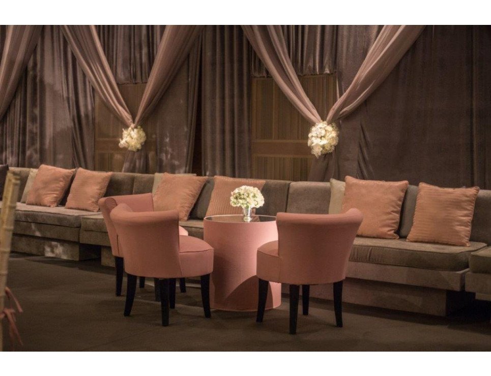 Banco futon com poltronas mignon e mesa redonda revestida