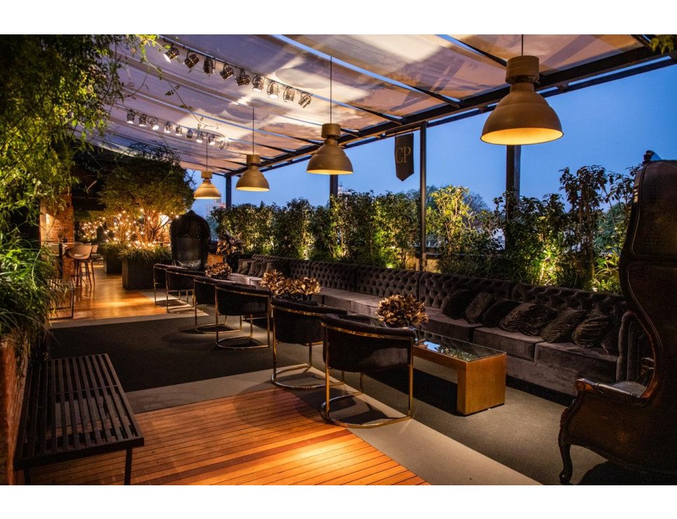 Sofá Chesterfield em Veludo Preto e Poltrona Gucci