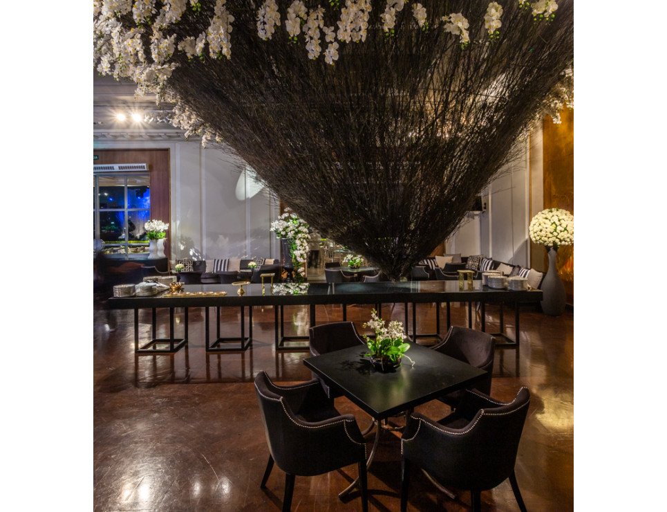 Poltrona Tânia Camurça Preta, Tampo Retangular Laca com Borda e Tampo Quadrado