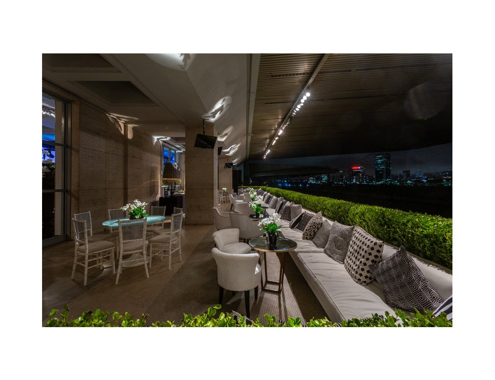 Banco Futon com Encosto, Bistrô Baixa com Base Trapézio e Cadeira Pandoro Branca