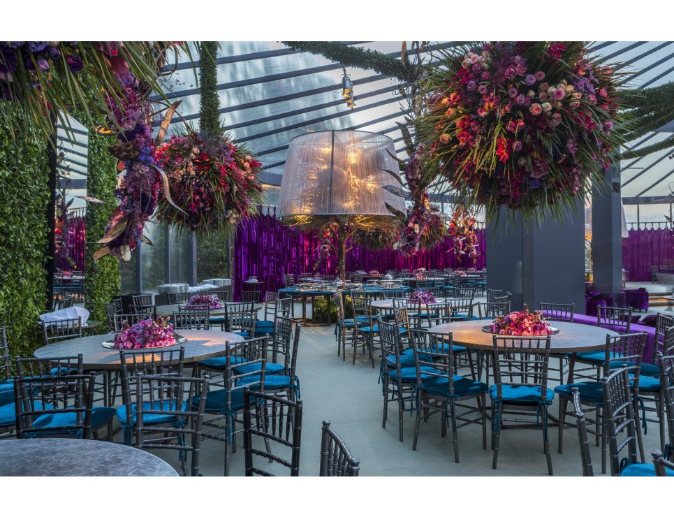 Mesa com Furo e Bacia em Laca e Cadeira Itália Grafite