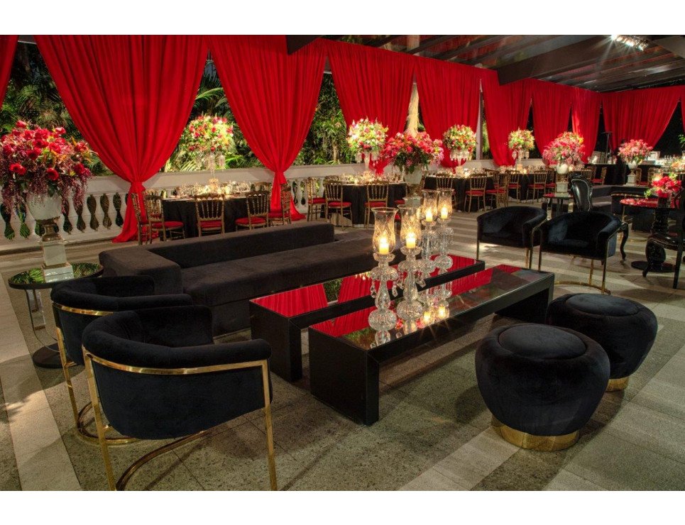 Poltrona Gucci, Puffe Gucci, Sofá Cipriani Veludo Preto e Mesa Banco U Invertido Estreito Preto