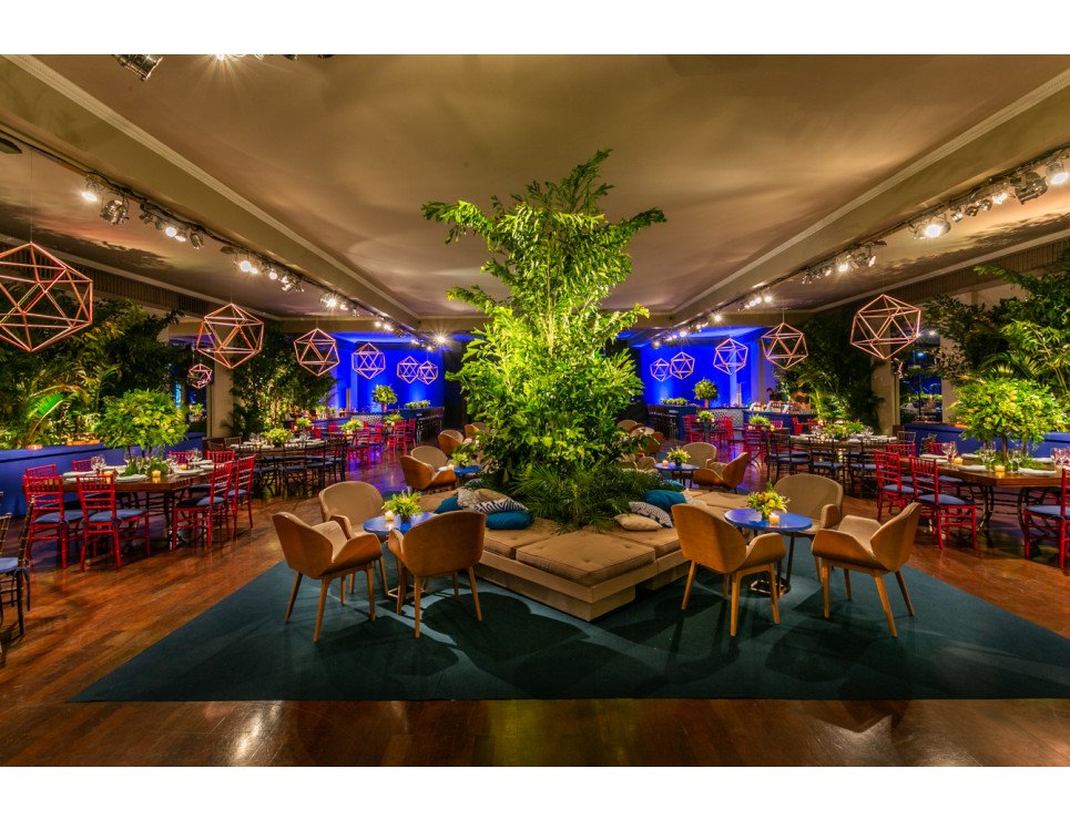 Banco Futon sem encosto, Poltrona Andréa, Tampo Madeira com Base Trapézio e Cadeira Itália Rubi