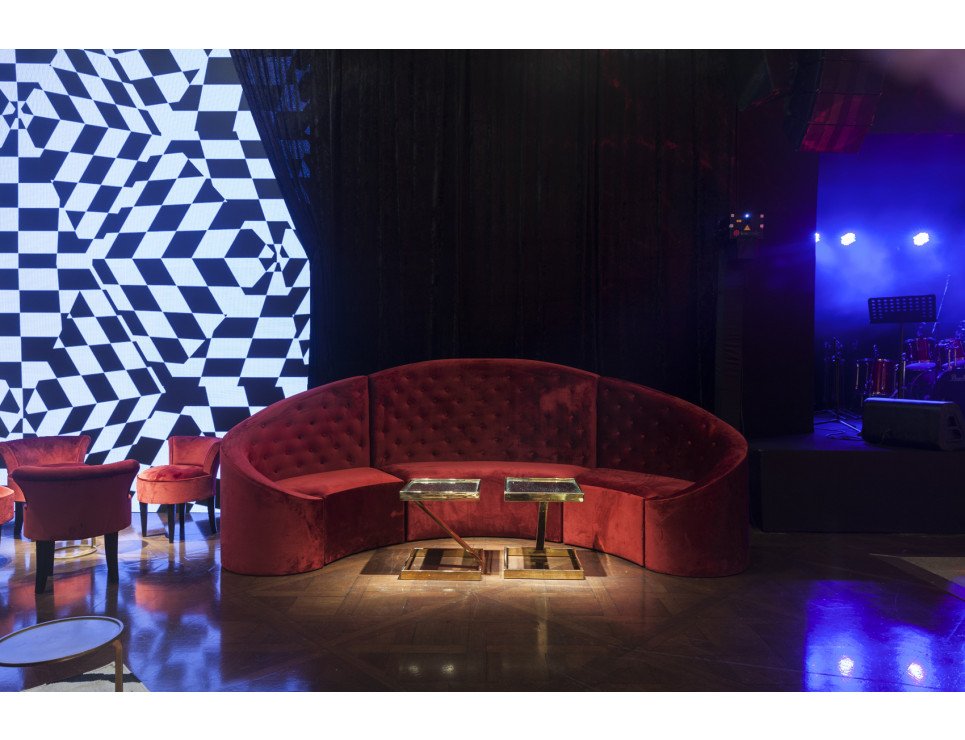 Sofá Las Vegas, Poltrona Mignon Veludo Especial Bordô e Mesa Chapelle Inox Dourado