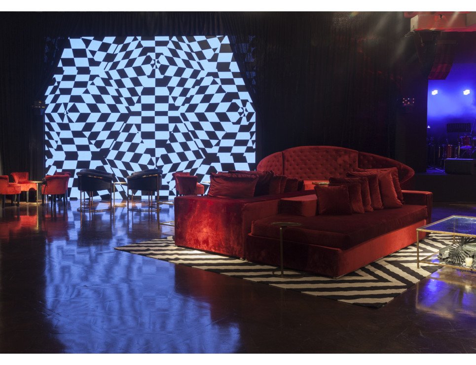 Poltrona Gucci, Sofá Cipriani Veludo Bordô, Mesa Zil Dourada e Mesa de Centro Ferro Dourado com tampo e base de vidro