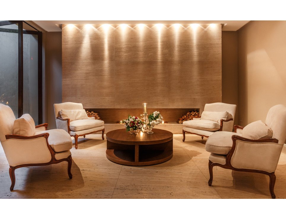 Poltrona Maria Antonieta e Mesa de Centro Redonda Madeira