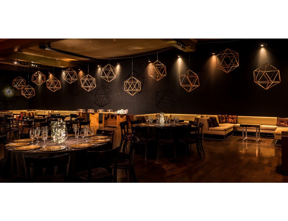 Cadeira Duomo sem braço, Banco Futon Design e Mesa Espelho Cobre