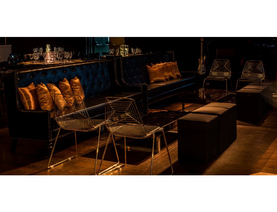 Cadeira Tokyo, Pufe Quadrado, Sofá Viviane em Couro Preto e Mesa de Centro Espelho Cobre