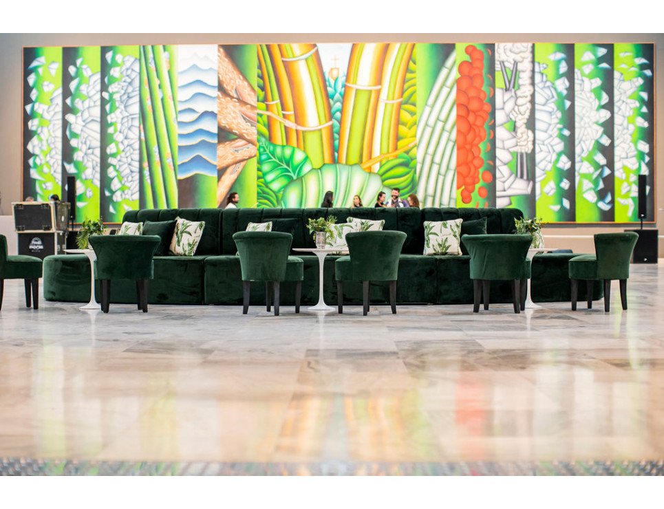 Banco Claire Veludo Verde, Poltrona Mignon Veludo Cinza, e Mesa Lateral Saarinen com Tampo Mármore Branco