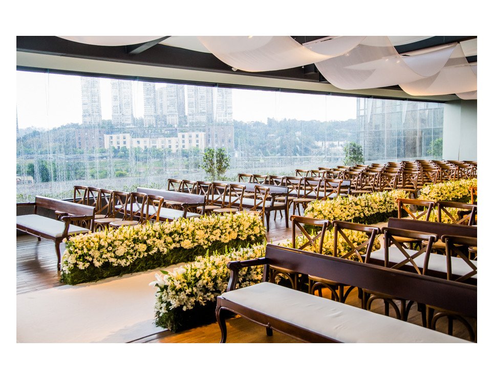 Banco Cerimônia com Assento Sarja Crú e Cadeira Paris