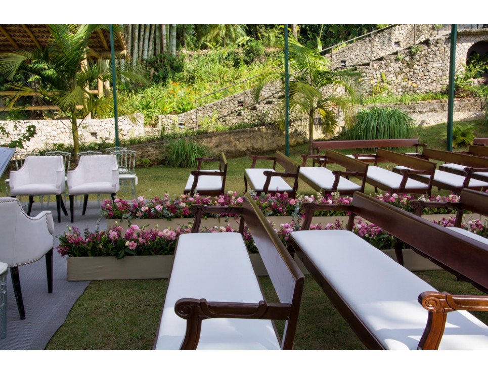 Banco Cerimônia com Assento Sarja Crú e Poltrona Tânia Camurça Branca